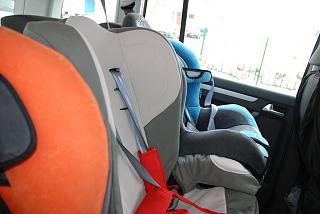 3 детских автокресла сзади-3.jpg