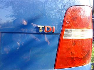 Расстояние между буквами и расположение на задней крышке надписей Touran и TDI-dsc00336.jpg
