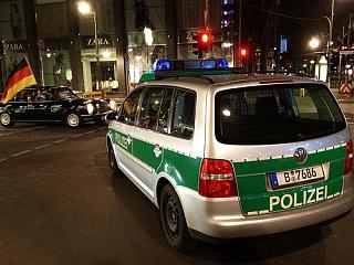 police touran-vw.jpg