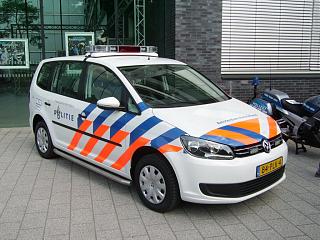 Служебные Тураны.-ein-neuer-vw-touran-polizei-55527.jpg