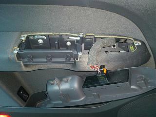 Установка фонарей подсветки в передние двери VW Touran-1.jpg