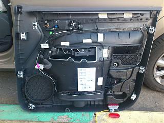 Установка фонарей подсветки в передние двери VW Touran-2.jpg