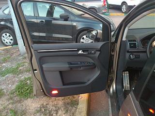 Установка фонарей подсветки в передние двери VW Touran-5.jpg