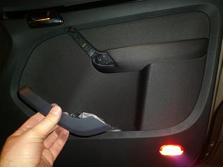 Установка фонарей подсветки в передние двери VW Touran-8.jpg