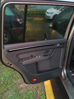 Установка фонарей подсветки в передние двери VW Touran-dsc_1289.jpg