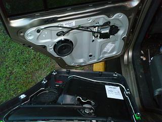 Установка фонарей подсветки в передние двери VW Touran-dsc_1291.jpg