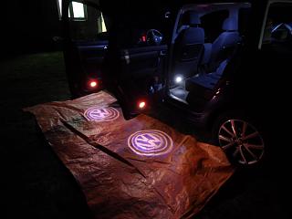 Установка фонарей подсветки в передние двери VW Touran-sam_1090.jpg
