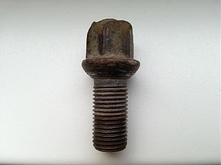 Потерял болт-секретку для откручивания колес!-1.jpg